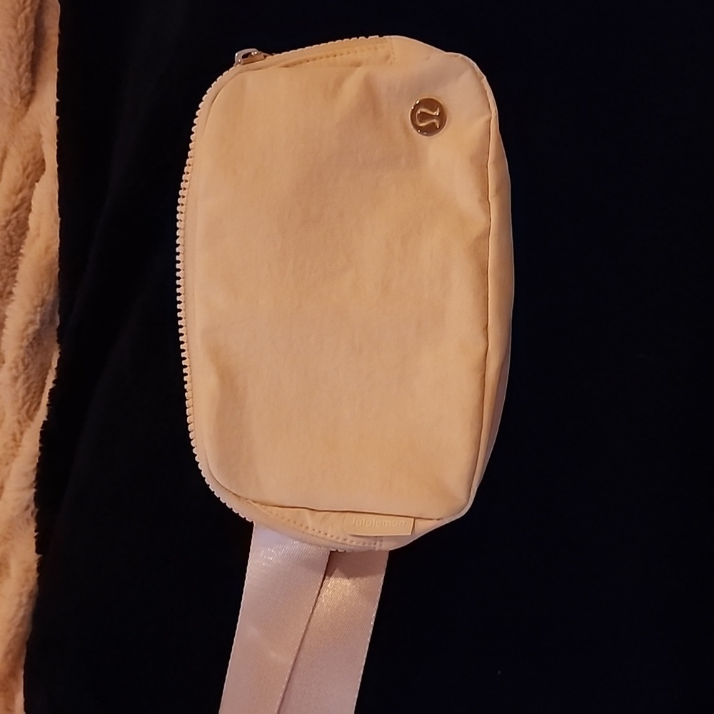 Lululemon everywhere belt bag